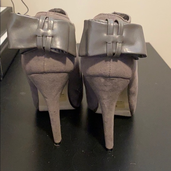 Grey suede ankle booties with back bow - Picture 3 of 8